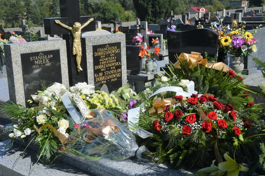 Gołcza. Na cmentarzu w rodzinnej parafii odbył się pogrzeb ks. dr Stanisława Dobrzanowskiego