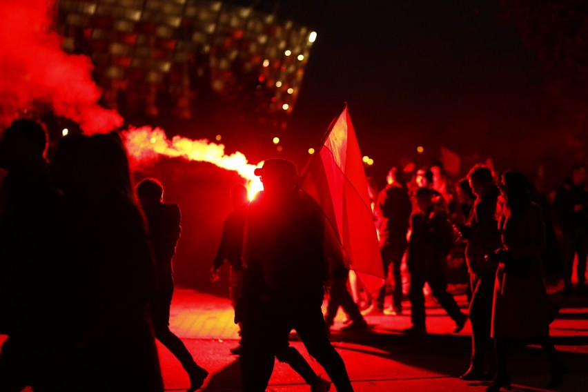 Co roku w Marszu Niepodległości w Warszawie uczestniczą...