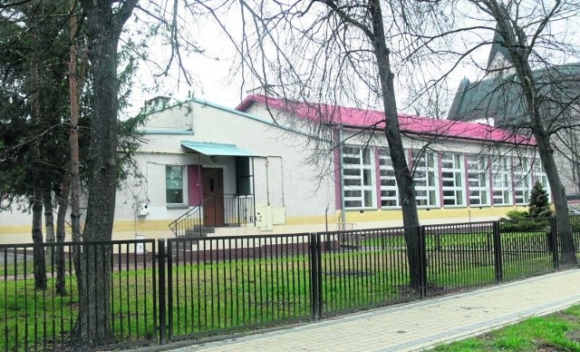 Szkoła Podstawowa numer 8 w tarnobrzeskiej Wielowsi jest jedną z nielicznych w mieście, przy której nie ma nowoczesnego boiska.