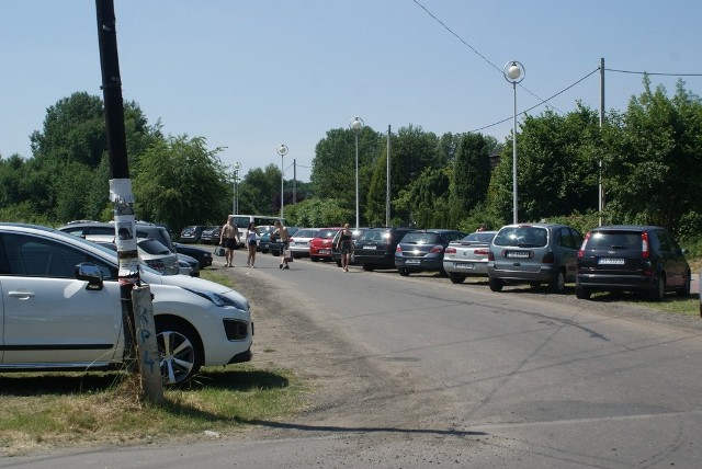 W sezonie letnim nad Pogorią III zajęte jest każde wolne miejsce, w którym można zostawić samochód