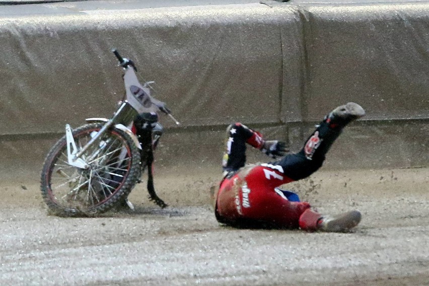 W Teterow trwa żużlowa Grand Prix Niemiec. W 4. biegu, w...