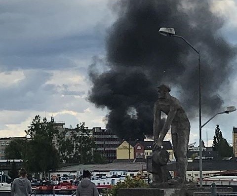 Pożar altanki w okolicach ul. Celnej i Heyki w Szczecinie. Trzy zastępy strażaków w akcji