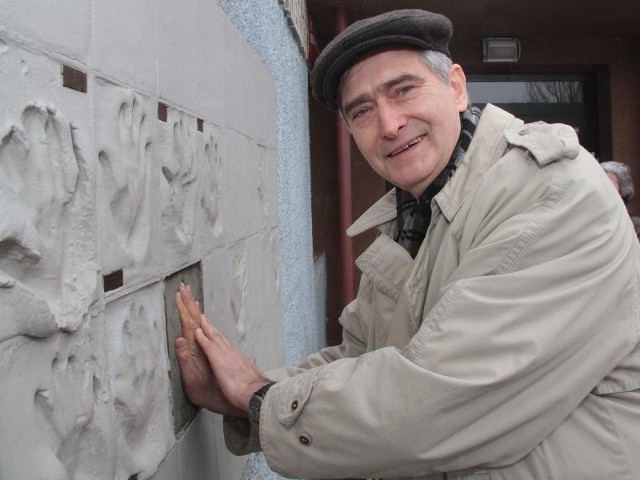 Olgierd Łukaszewicz odcisnął dłoń na ścianie sław w kieleckim plastyku.