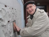 Olgierd Łukaszewicz odcisnął dłoń na ścianie kieleckiego liceum (zdjęcia)