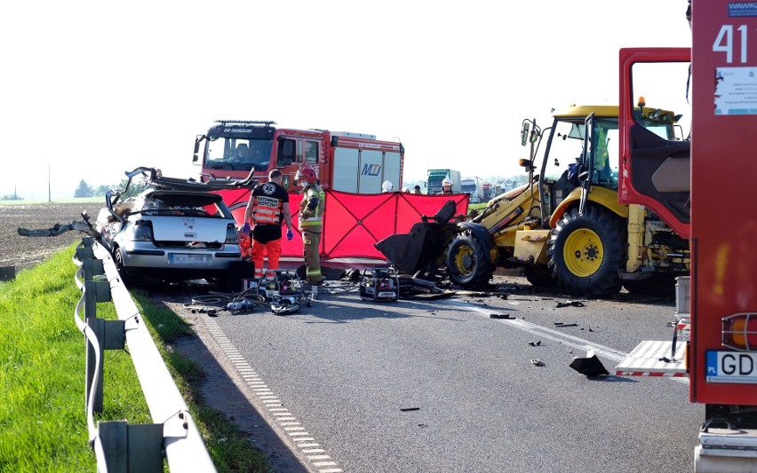 Śmiertelny wypadek koło Chojnic 17.05.2021 r. Nie żyje 22-letni kierowca volkswagena golfa. Droga wojewódzka nr 240 zablokowana