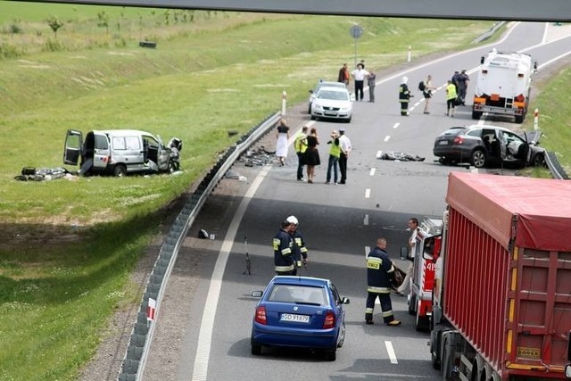 Policja zgłoszenie o czołowym zderzeniu dwóch aut osobowych na obwodnicy Chojnic otrzymała 18 czerwca o godzinie 11. Po przyjeździe ratowników okazało się, że dwie osoby zginęły na miejscu. źródło:Dziennik Bałtycki