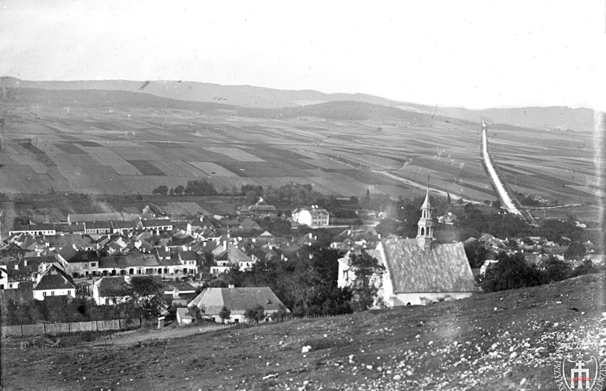 1913 , Panorama Chęcin, widok z góry zamkowej, centralnie...