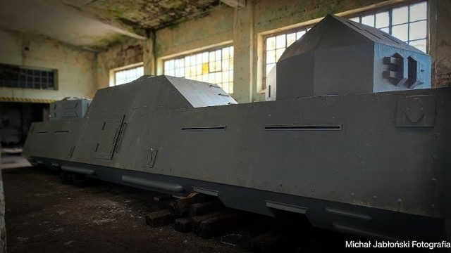 Złoty pociąg w Głuszycy został zbudowany w hali po fabryce mebli, wcześniej były tu zakłady zbrojeniowe