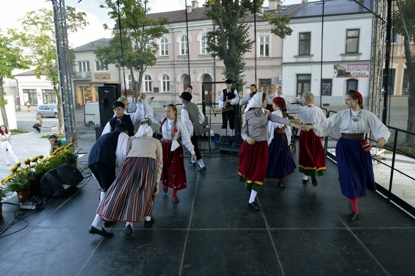 Biecz. Święto Dzieci Gór zagościło na bieckim rynku. Mali artyści roztańczyli miasto [ZDJĘCIA]