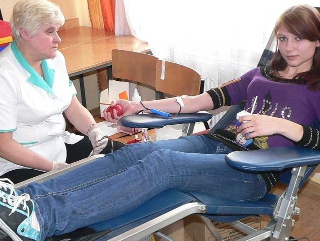 Marta Gołębiowska z klasy III G jako jedna z pierwszych oddała krew podczas akcji krwiodawstwa w buskim "ekonomiku&#8221;.