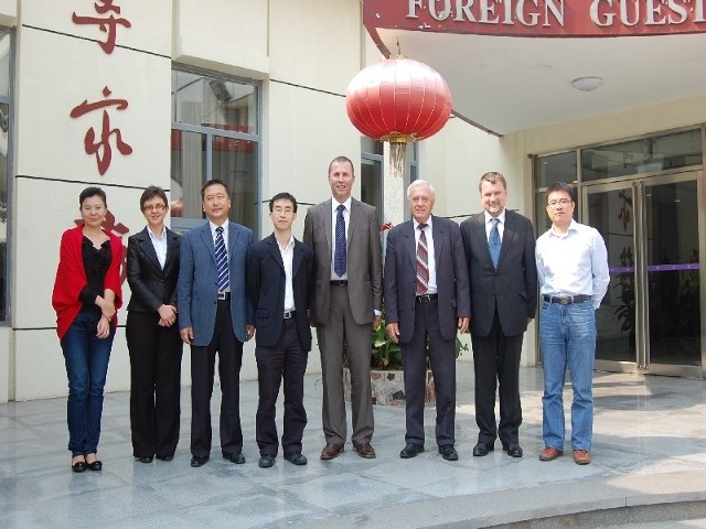 Rzeszowska delegacja z chińskimi gospodarzami przed biurem obsługi cudzoziemców. Fot. Archiwum