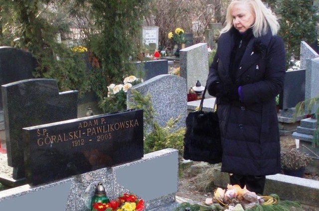 Sabina Goralski-Filonov przy grobie ojca pochowanego w Poznaniu w grobowcu wraz z członkami rodziny wdowy po nim