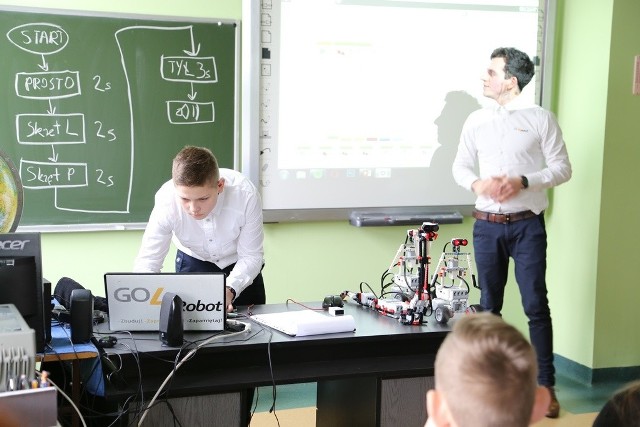 Ponad 600 placówek szkolnych w całej Wielkopolsce zostanie podłączonych do sieci szybkiego internetu. Jest to efekt porozumienia zawartego pomiędzy Ministerstwem Cyfryzacji a wielkopolskim operatorem INEA.