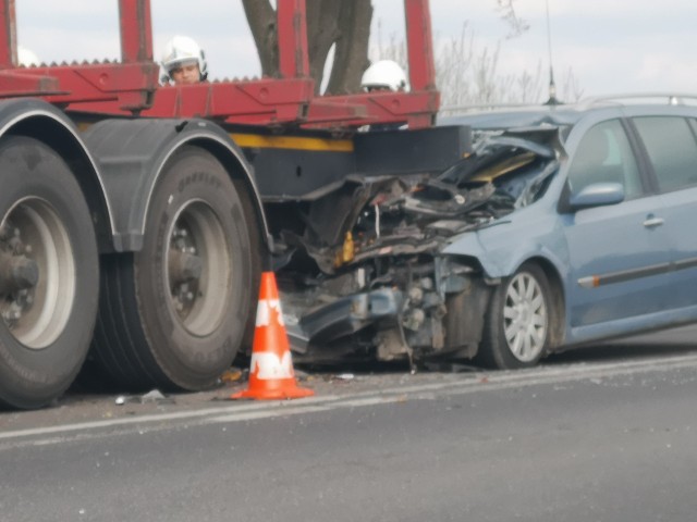 Około godz. 17 w miejscowości Malice (powiat nakielski, gmina Kcynia) na zakręcie prowadzącym do miejscowości Dziewierzewo doszło do zderzenia osobowego renault laguna i ciężarówki. 31-letni kierujący laguną mieszkaniec gminy Gołańcz nie zachował bezpiecznej odległości i uderzył w tył ciężarówki, która zatrzymała się na przed skrzyżowaniem, aby skręcić. Nikt nie ucierpiał. Kierowcy byli trzeźwi. Sprawca został ukarany mandatem.