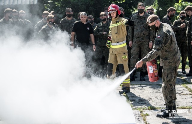 W trakcie szkoleń, które odbywają się także w regionie radomskim nasi żołnierze uczą się między innymi, jak gasić pożary oraz reagować w innych sytuacjach kryzysowych.
