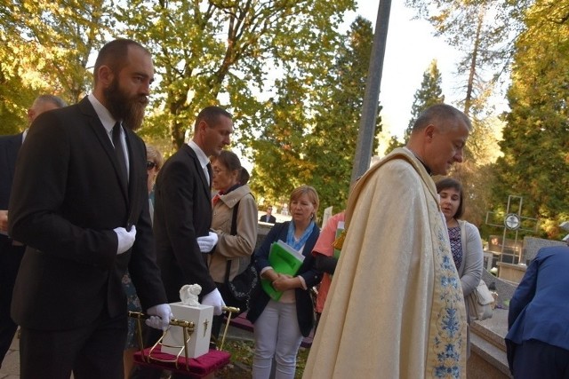 Pochówek dzieci martwo urodzonych na cmentarzu w Tarnowie Mościach -zdjęcie archiwalne