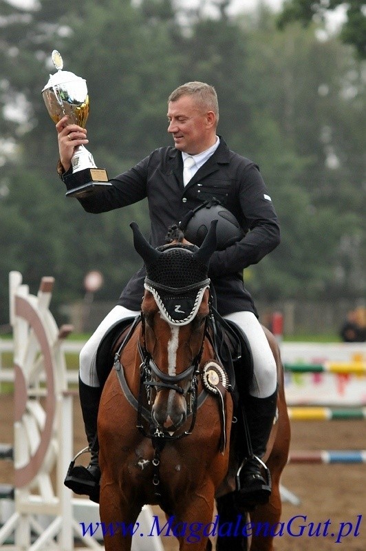 Mariusz Kąkol jest wielokrotnym zwycięzcą prestiżowych zawodów jeździeckich dla amatorów w skokach przez przeszkody