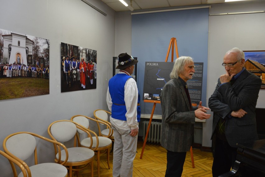 Wystawa zdjęć Andrzeja Łady w Galerii Fotografii w Ostrowcu. Były śpiewy, tańce i flisacy z Ulanowa [ZDJĘCIA, WIDEO]