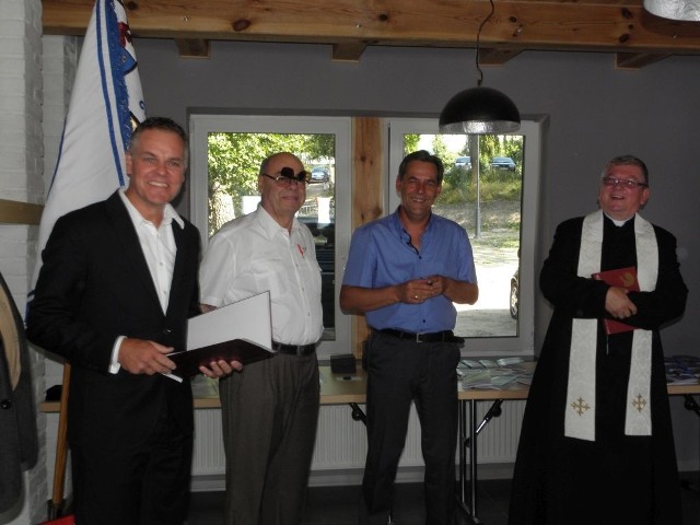 Od lewej Marek Hackert, Jerzy Marczyński, burmistrz Arseniusz Finster i ks. Henryk Borkowski podczas uroczystości w nowej siedzibie WOPR.
