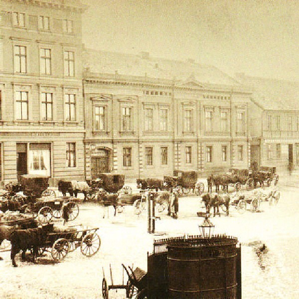 Na zdjęciu wykonanym w 1892 roku widać metalową toaletę