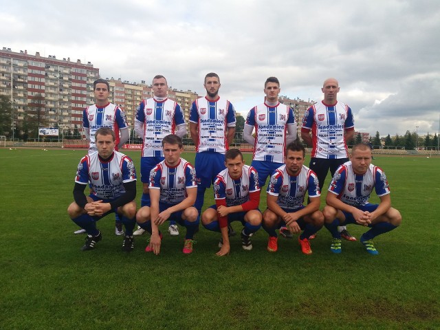 Drużyna Wisły przed rozpoczęciem wyjazdowego spotkania z Resovią w Rzeszowie. Padł tam wynik 0:0.