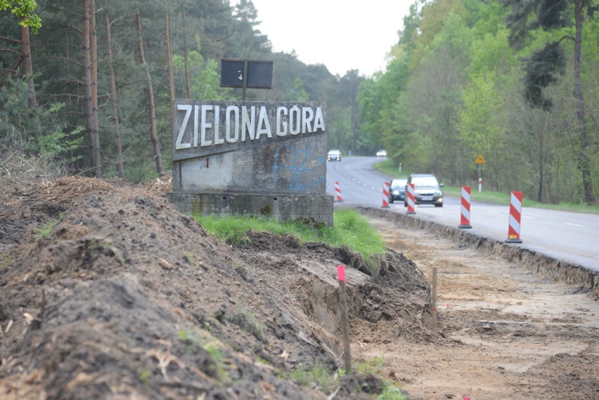 [na zdj. Budowa ścieżki rowerowej do Zielonej Góry Zawady.]...