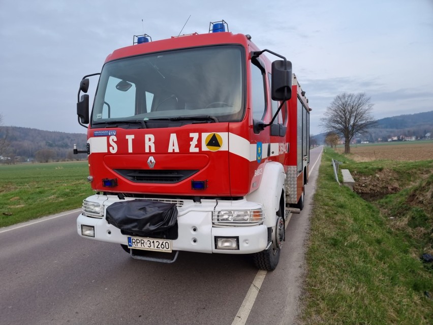 Wypadek w Ruszelczycach. Na DW 884 kierujący volkswagenem zasnął za kierownicą i dachował w rowie [ZDJECIA]