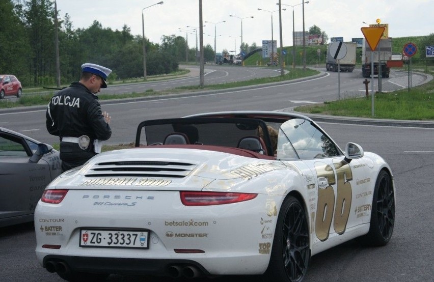 Gumball 3000. Policja z Suwałk zatrzymała do kontroli uczestników (zdjęcia)