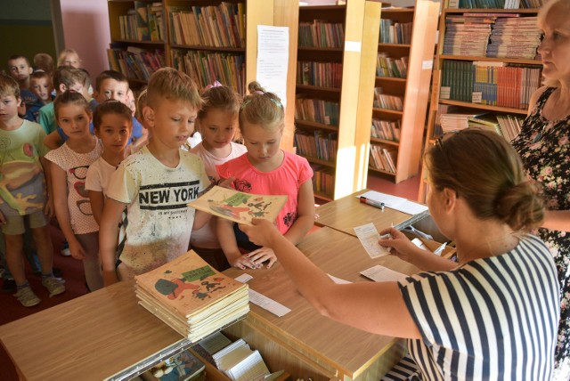 Uczniowie SP 34 wypożyczali wczoraj z biblioteki książki „Słoń Trąbalski”