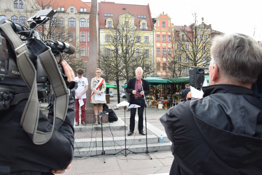 Manifestacja KOD na placu Solnym, 2 kwietnia 2017