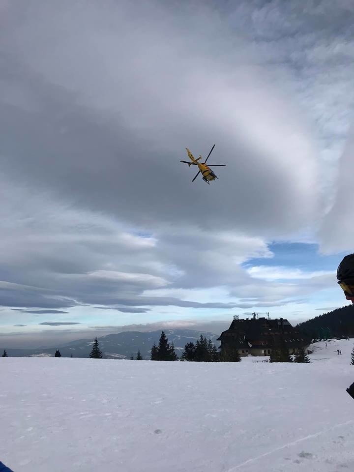 Groźny wypadek narciarza na Pilsku i dramatyczna akcja ratunkowa. Helikopter nie mógł wylądować, więc lekarz dokonał desantu 