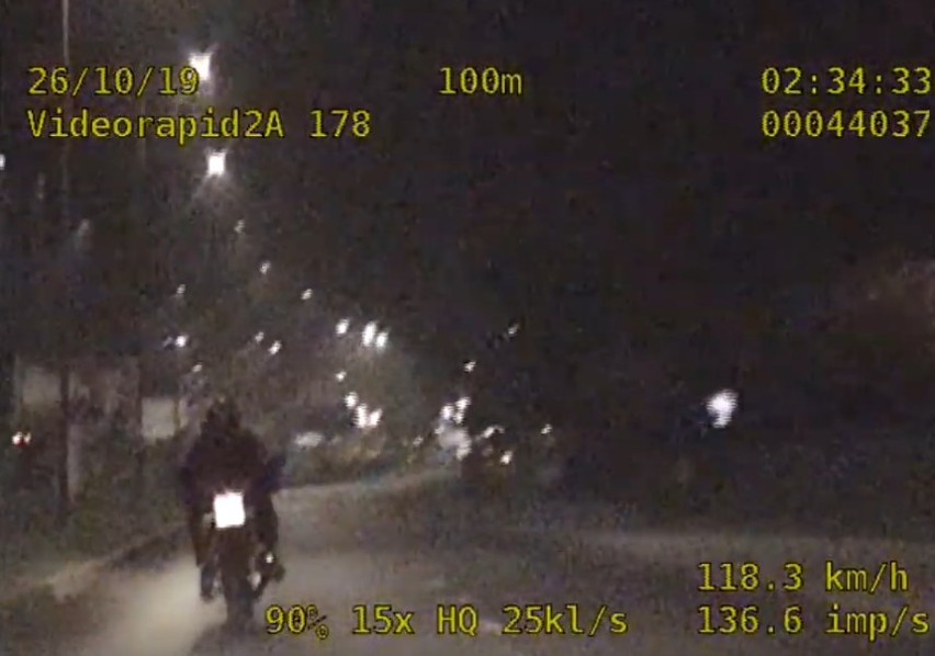 Pościg za motocyklistą w Bydgoszczy zakończony wywrotką [wideo]