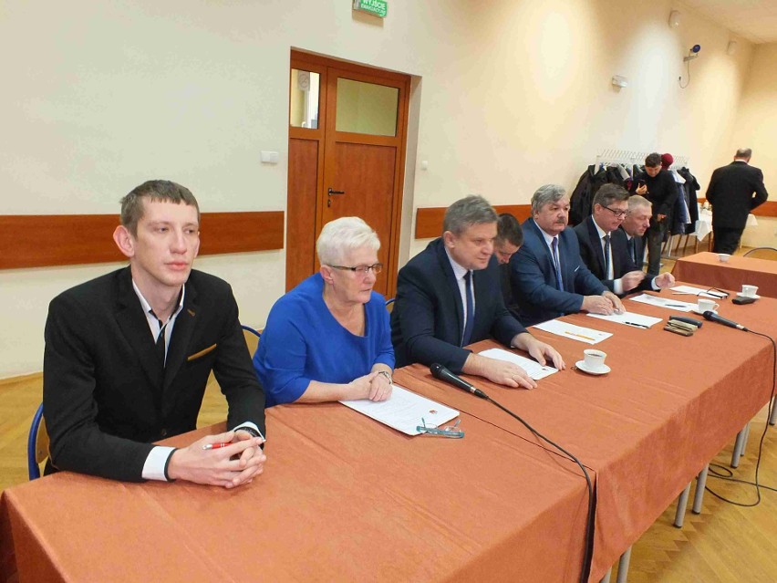 Pierwsza sesja nowej Rady Miejskiej w Wąchocku. Burmistrz zaprzysiężony, Adrian Malinowski przewodniczącym(ZAPIS TRANSMISJI, ZDJĘCIA)
