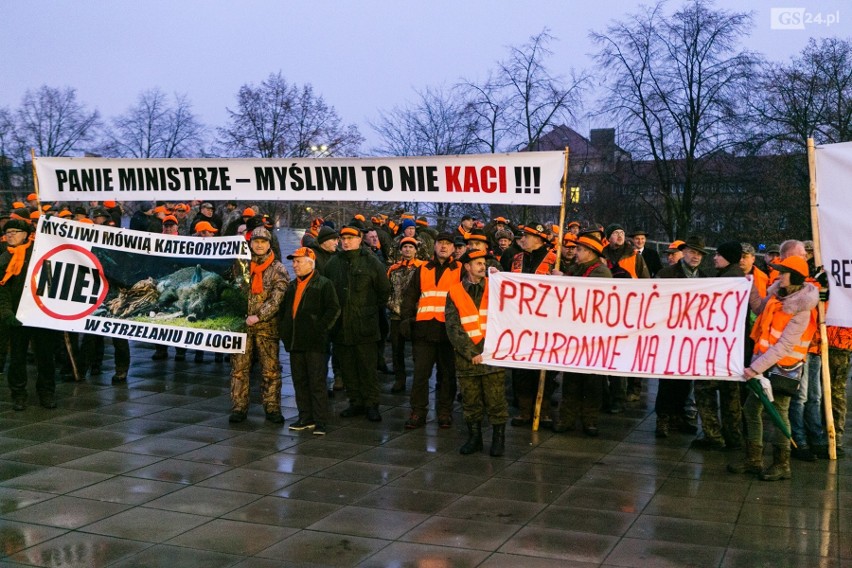 Szczecinianie protestują przeciw odstrzałowi dzików. "To barbarzyńskie rozporządzenie!" [ZDJĘCIA, WIDEO]