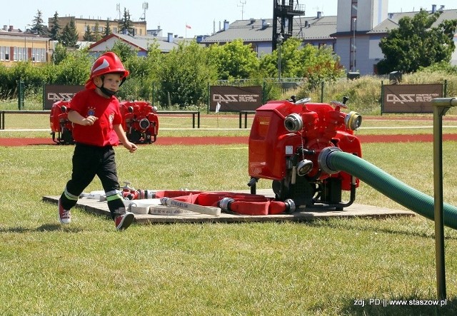 W gminnych zawodach sportowo - pożarniczych w Staszowie wzięło udział 24 drużyny.