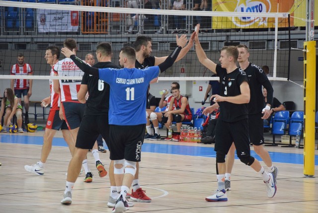 Cerrad Czarni Radom w ramach Lubelskie Cup rywalizowali w Lublinie z Asseco Resovią Rzeszów. Podopieczni trenera Roberta Prygla wygrali 3:1. Zapraszamy do obejrzenia naszej obszernej galerii zdjęć z tego spotkania!