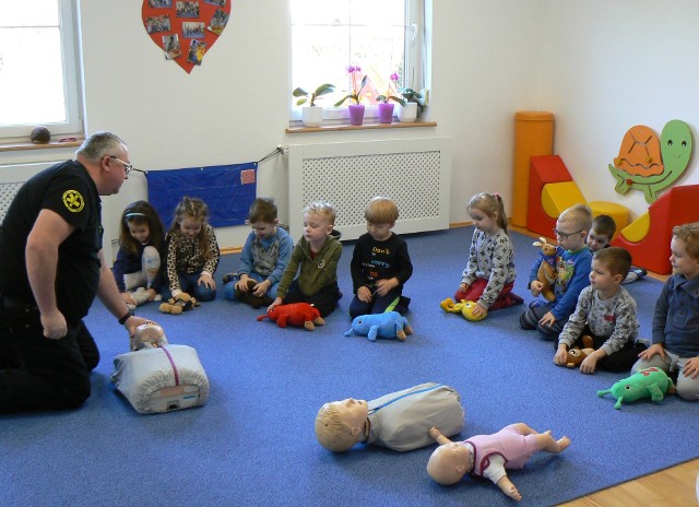 Przedszkolaki uczyły się udzielania pierwszej pomocy.