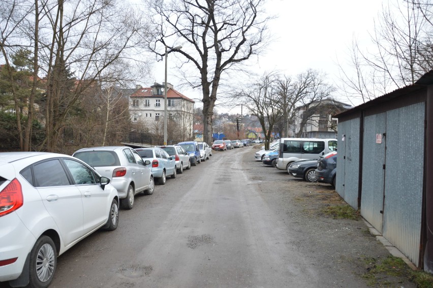 Bochnia. Nowy, bezpłatny parking na 30 samochodów w ścisłym centrum miasta już pęka w szwach [ZDJĘCIA]