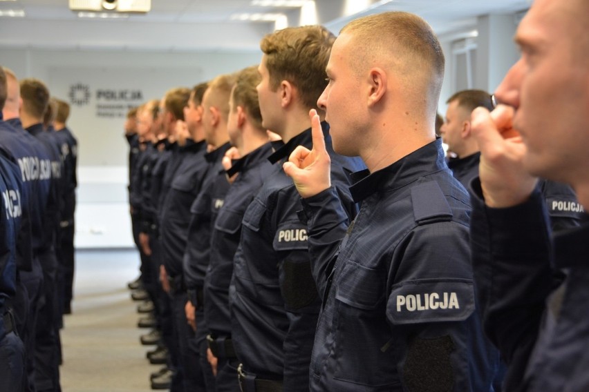Uroczyste ślubowanie nowych policjantów garnizonu mazowieckiego. W szeregi policji wstąpiło 73 funkcjonariuszy 6.11.2023