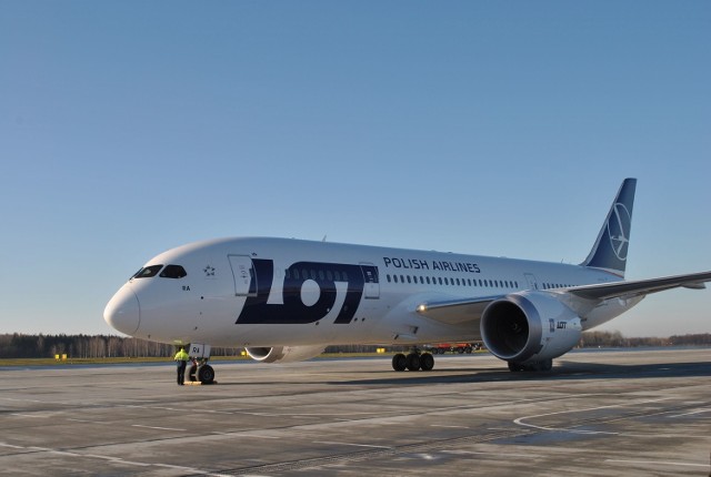 Boeing 787 Dreamliner Polskich Linii Lotniczych LOT na płycie lotniska we Wrocławiu.