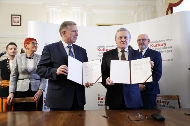 Podpisanie aneksu do umowy przez ministra Piotra Glińskiego i starostę Romana Łucarza