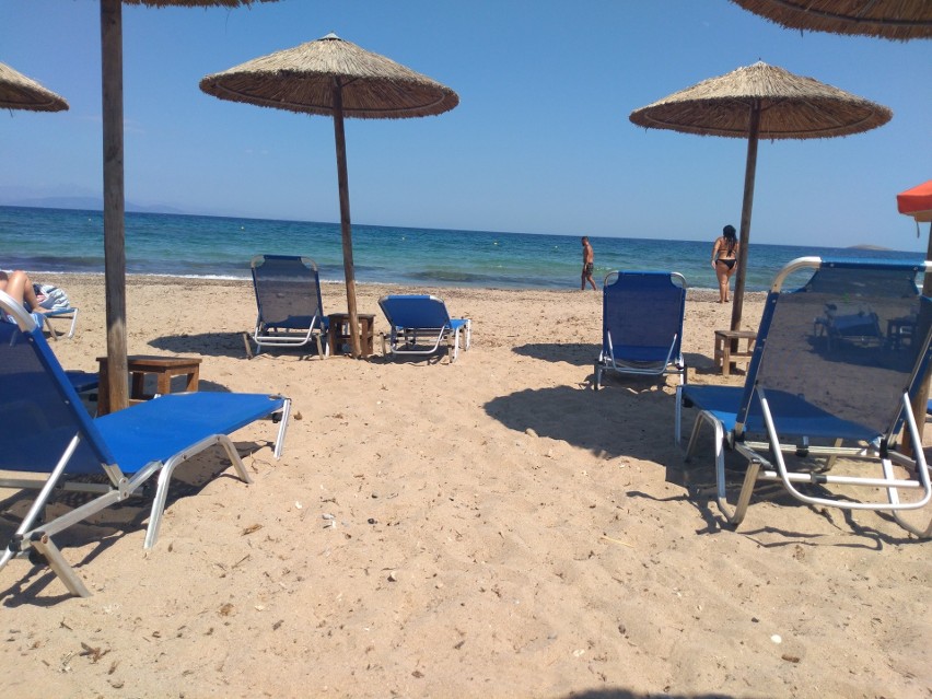 Na greckich plażach pustki - zachowane stosowne odległości,...