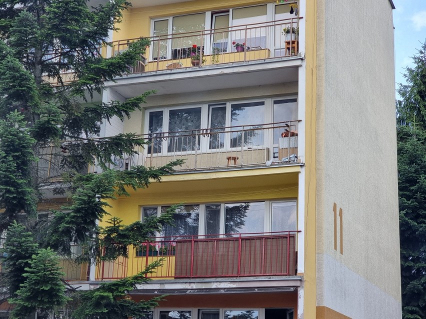 Pożar na balkonie bloku w Przemyślu. Wyjechały trzy zastępy strażaków [ZDJĘCIA]