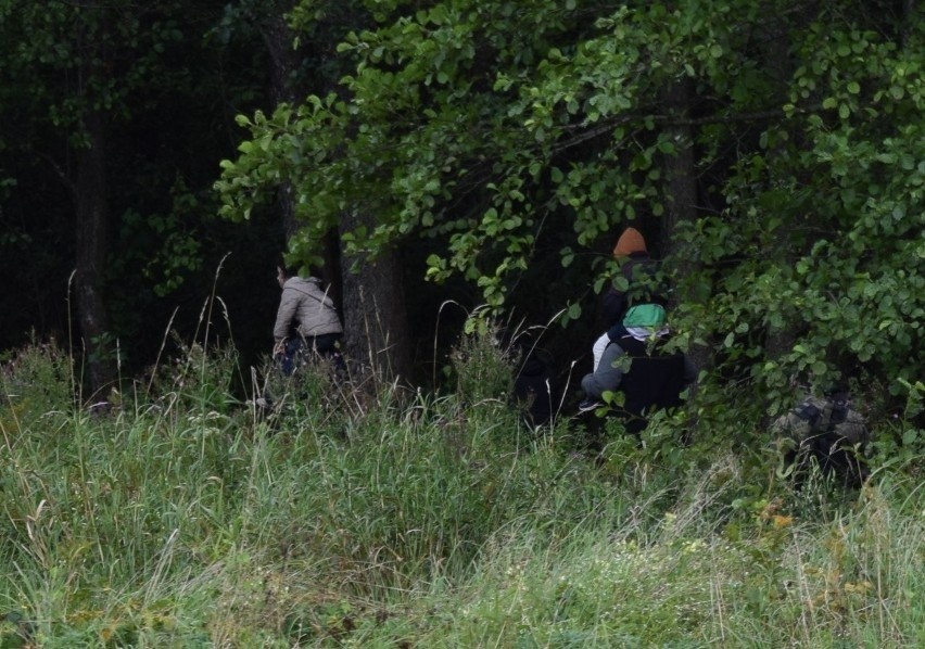 Nielegalni imigranci nadal koczują na granicy polsko-białoruskiej w okolicach wsi Usnarz. Co się z nimi stanie, ciągle nie wiadomo 