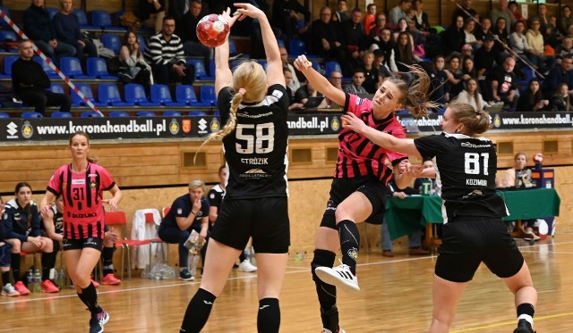 Rzuca najskuteczniejsza zawodniczka Suzuki Korony Handball Kielce w niedzielnym meczu, Magda Więckowska.