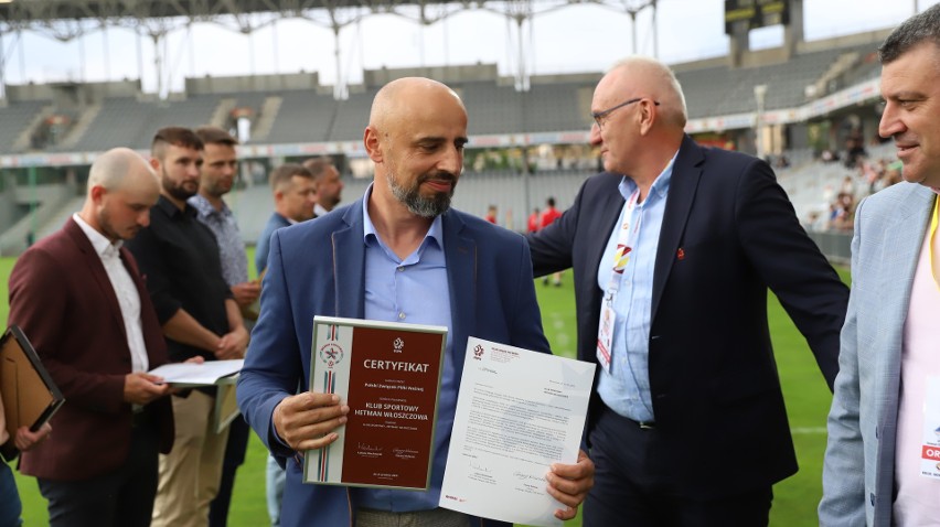 Leszek Ojrzyński, Mirosław Malinowski, Marcin Gawron wręczyli certyfikaty Polskiego Związku Piłki Nożnej dla naszych szkółek piłkarskich 