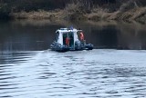 Poszukiwania mężczyzny, który wyskoczył z mostu Grunwaldzkiego we Wrocławiu. Służby ratunkowe kolejny dzień sprawdzają Odrę