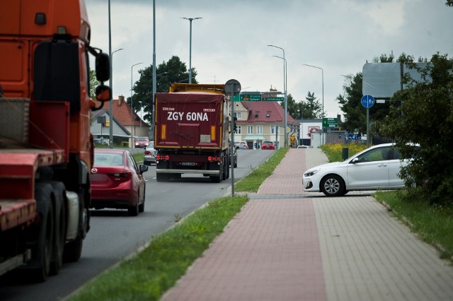 Na ul. 4 Marca szczególną ostrożność trzeba zachować przy zjeździe do sklepu ogrodniczego i skrzyżowaniu z drogą rowerową. Zdarza się, że kierowcy hamują tu dość gwałtownie.