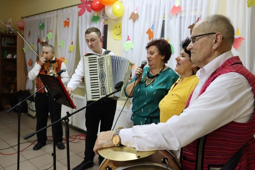 Taneczna zabawa ludowa dla dorosłych w świetlicy w Żukowie w gminie Wieniawa. Zobaczcie zdjęcia