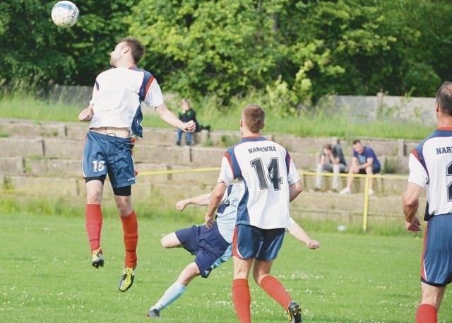 LZS Narewka (białe koszulki) zremisował w Sokółce z Sokołem 0:0 i nadal walczy o awans